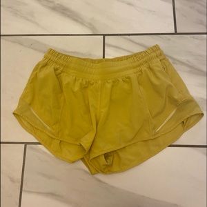 LuluLemon hotty hit 2.5’’ shorts